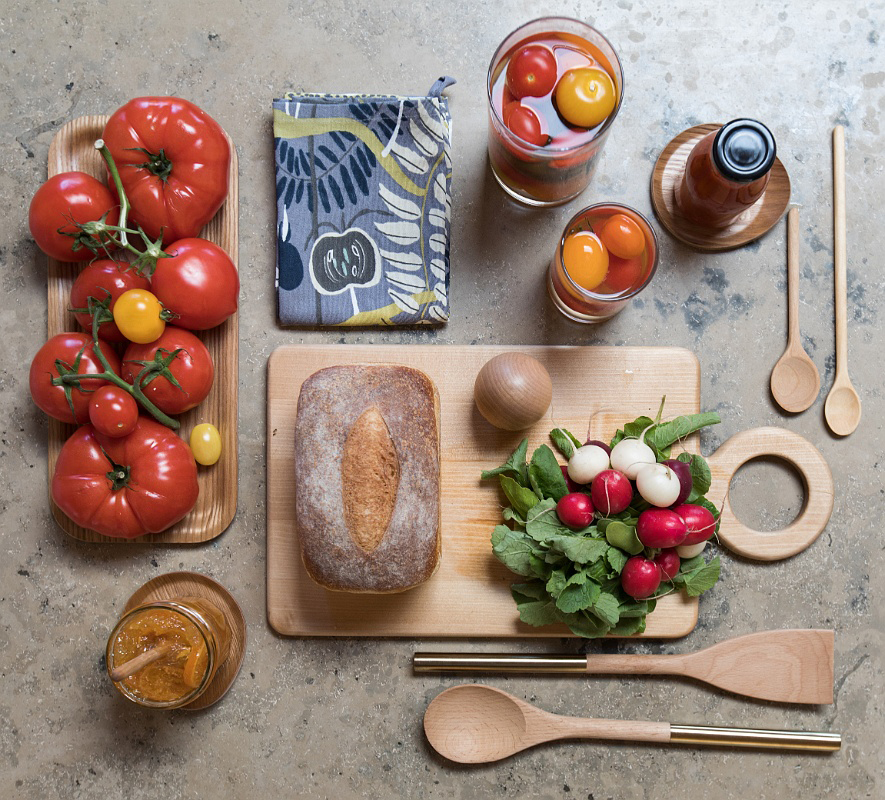 tomater och en kökshanduk med mönster skapad av Plingsulli för Hemtex