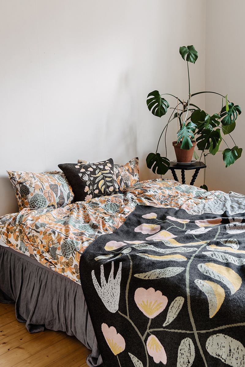 En filt och sängkläder med mönster skapat av Plingsulli för House of Rym